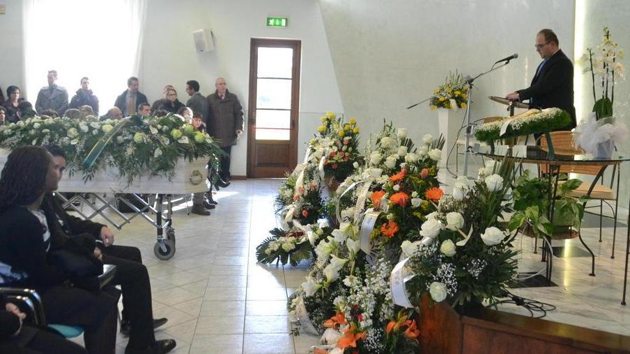 Commozione ai funerali del giovane morto in moto