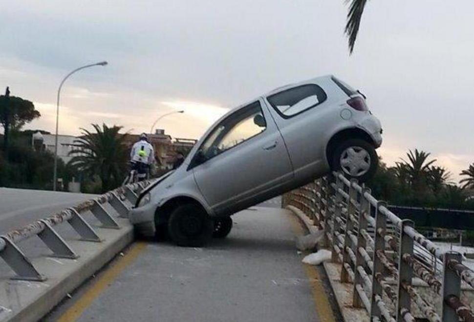 Patente ritirata al giovane planato con l’auto sul ponte