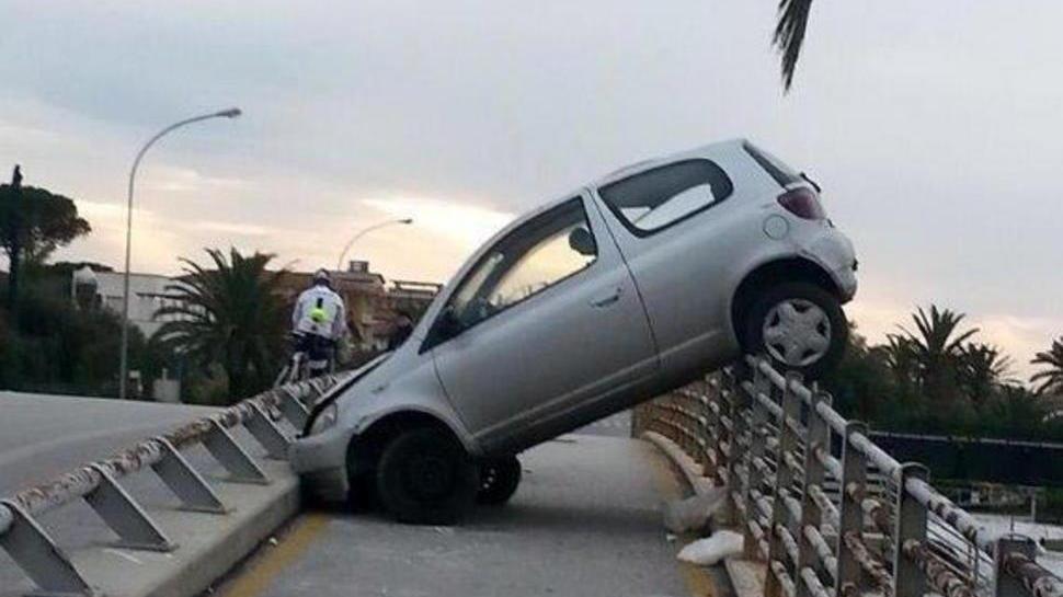Patente ritirata al giovane planato con l’auto sul ponte