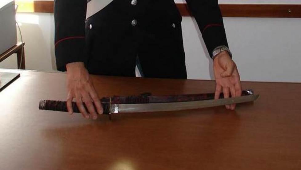 Affronta la ex con pistola e scimitarra 