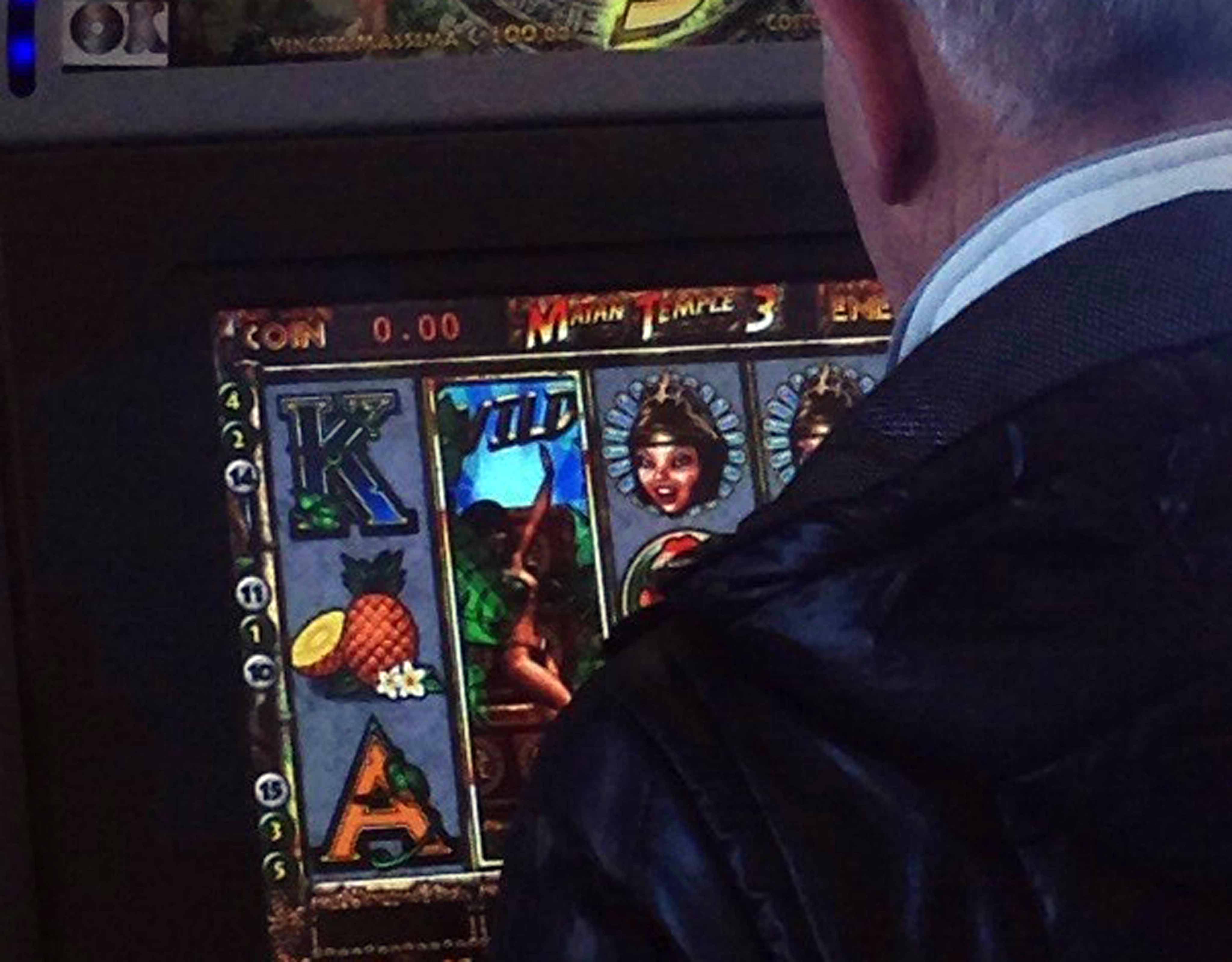 Un giocatore alla slot machine in una foto d'archivio