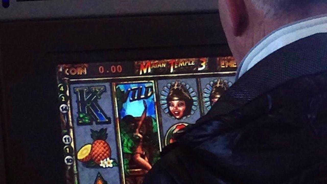 Un giocatore alla slot machine in una foto d'archivio