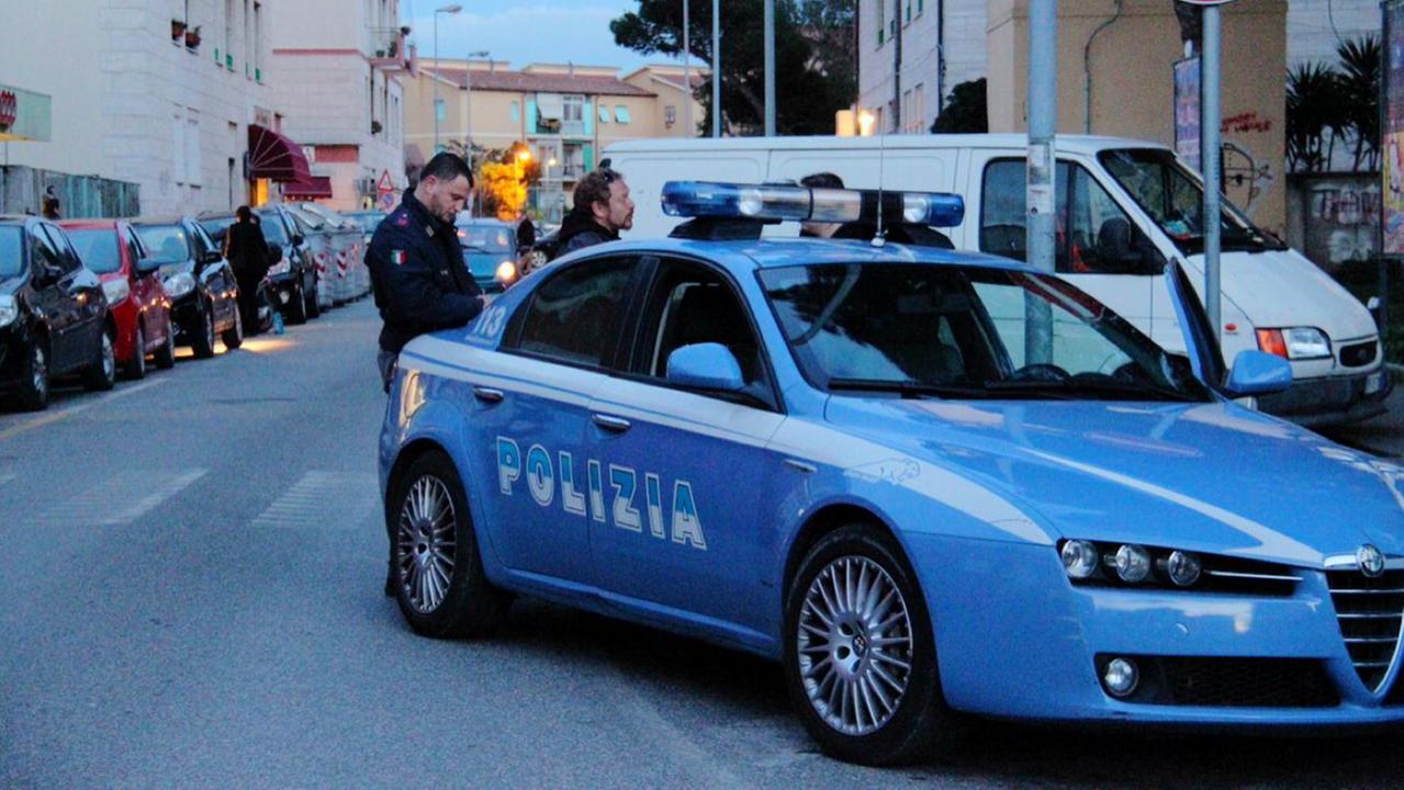 La polzia su uno scippo