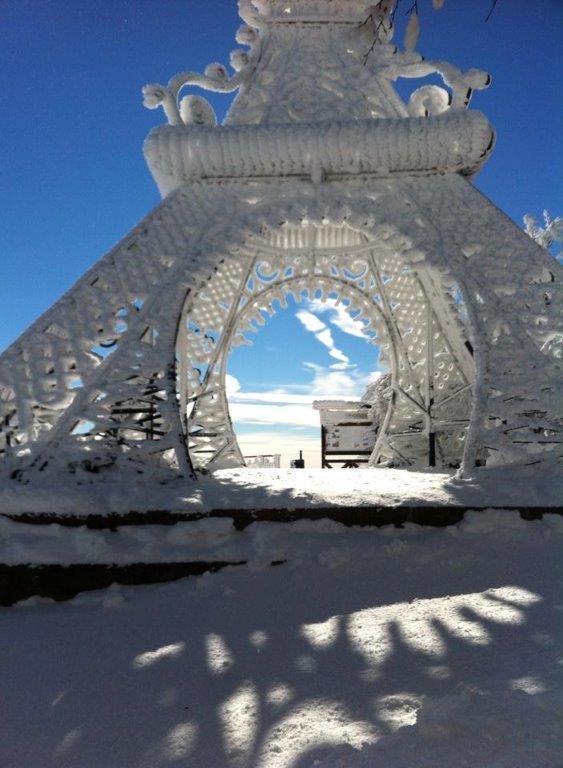 La croce innevata sulla vetta dell'Amiata