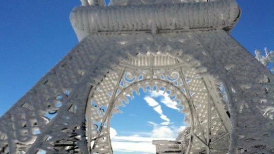 La croce innevata sulla vetta dell'Amiata