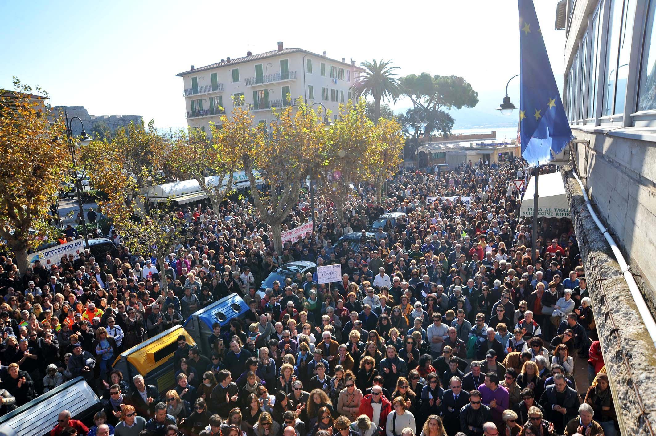 La manifestazione a difesa della sanità nel 2012 a Portoferraio (foto Giò Di Stefano)