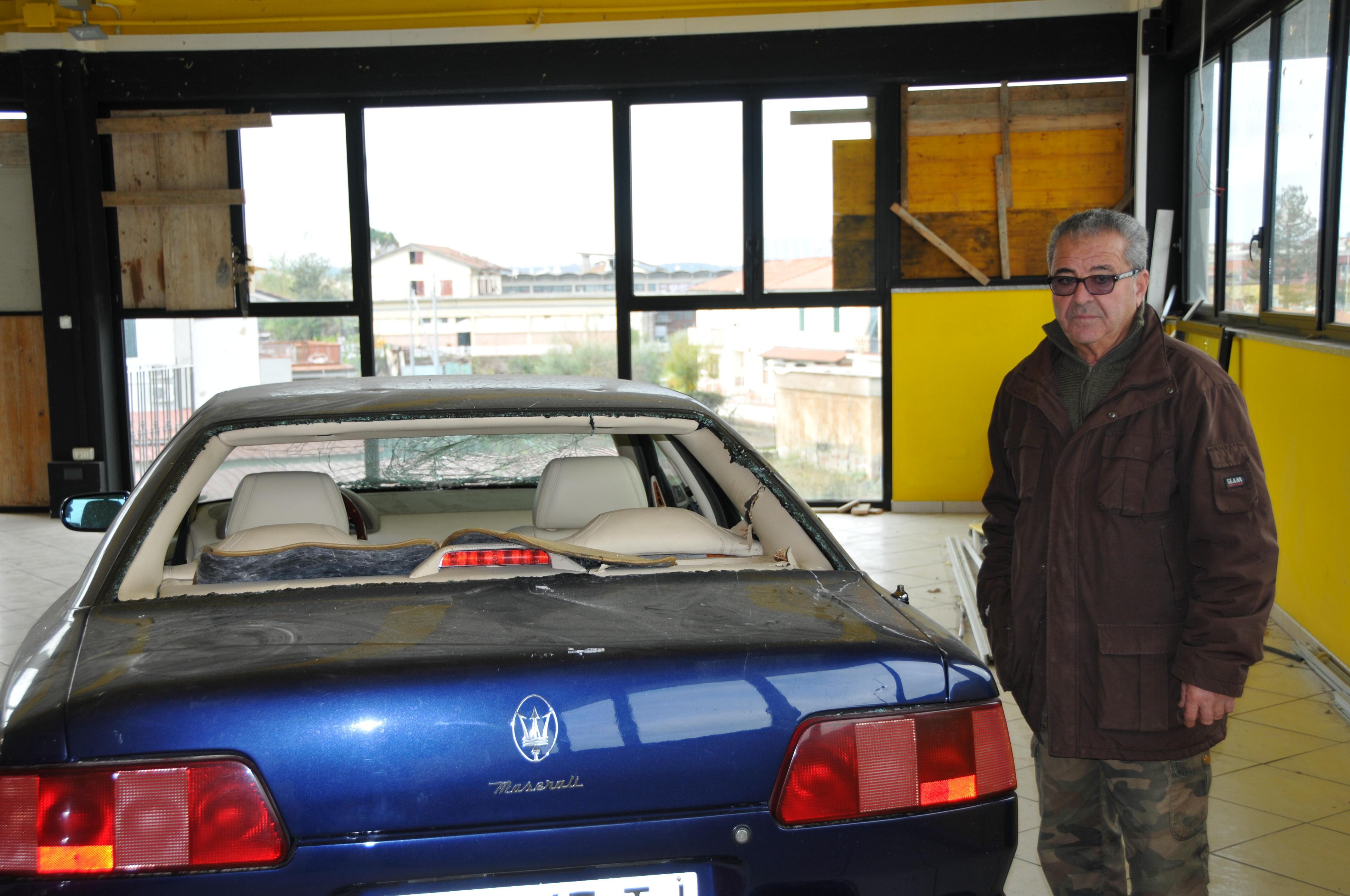 Giuseppe Araneo nella sua carrozzeria di Stabbia