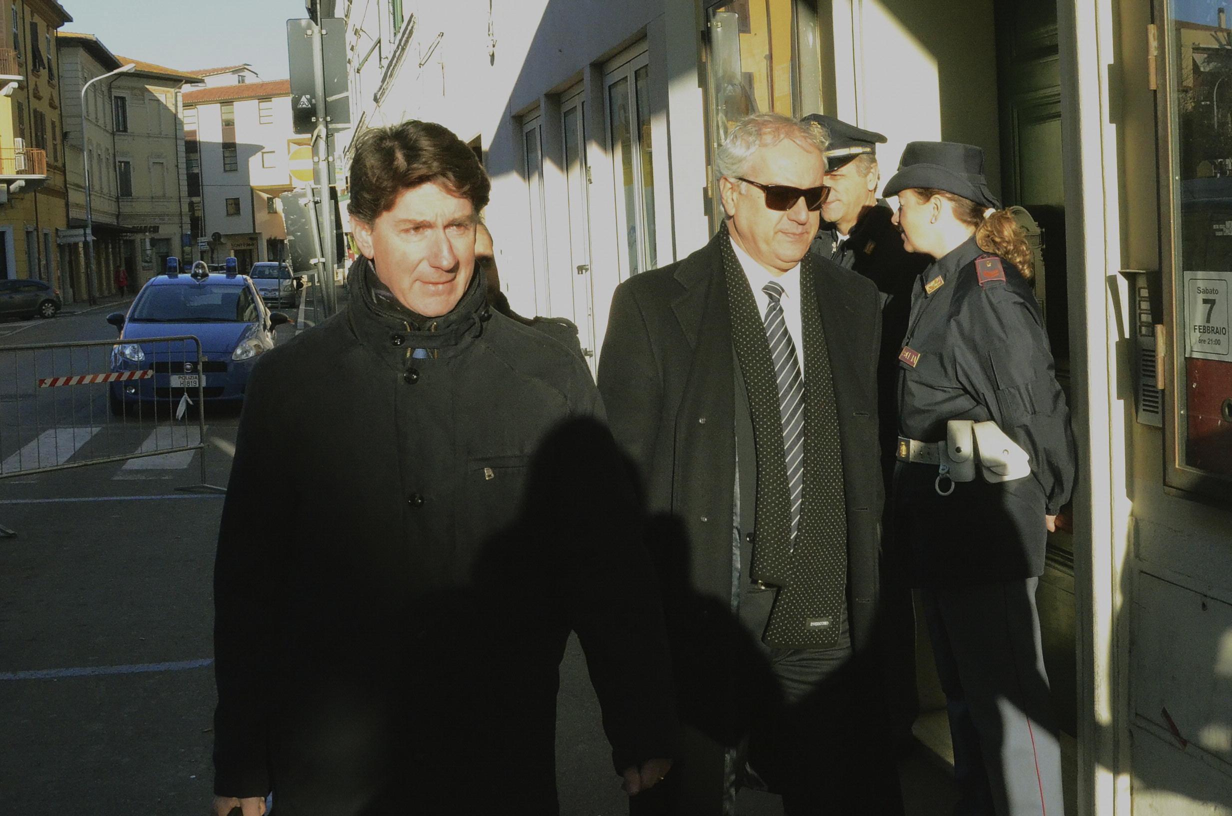 L'avvocato Lecci e Sergio Ortelli sindaco dell'isola del Giglio all'arrivo in aula (foto Bf)