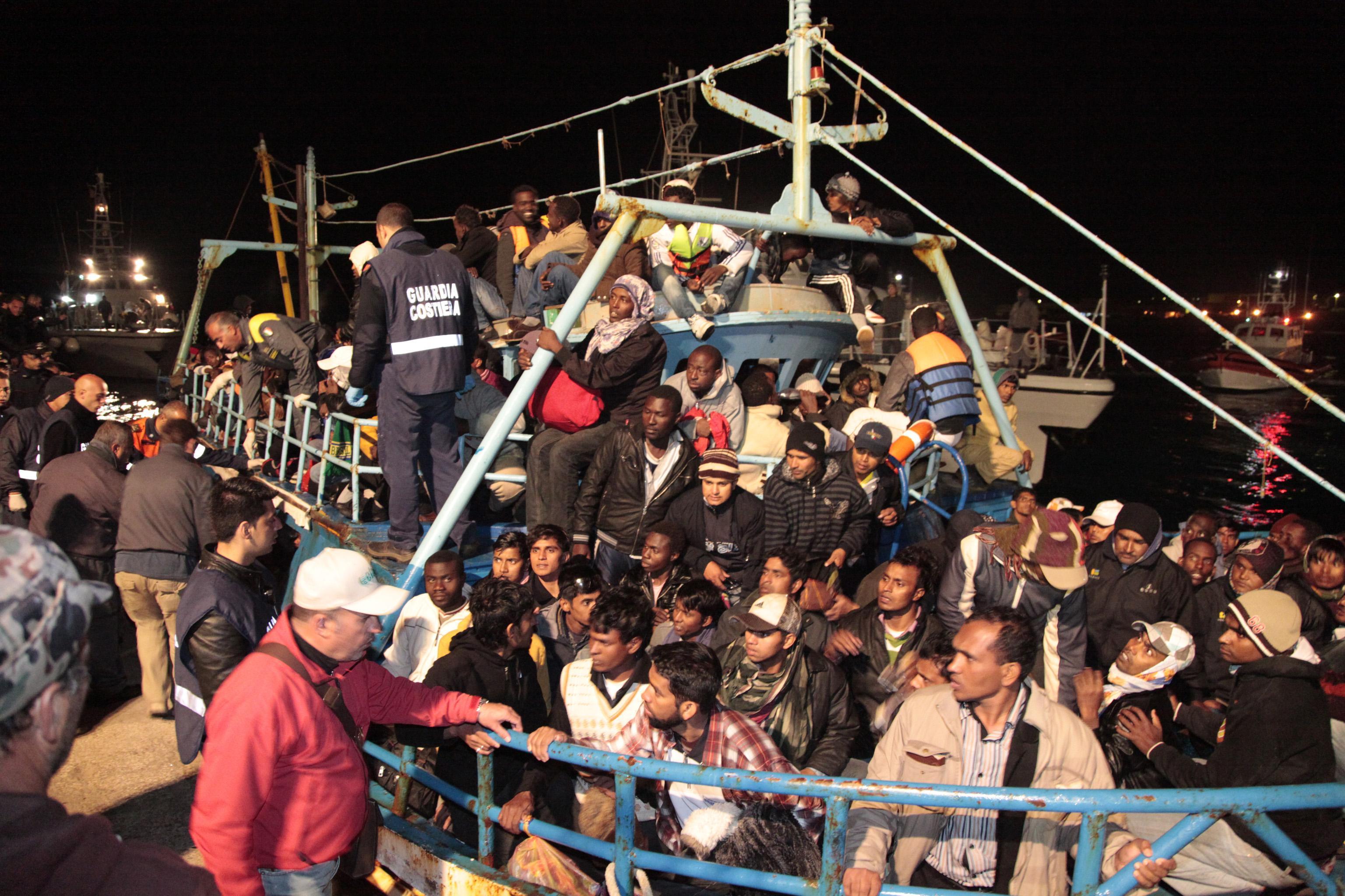 Un barcone con immigrati soccorso lungo le coste italiane (foto Ansa)