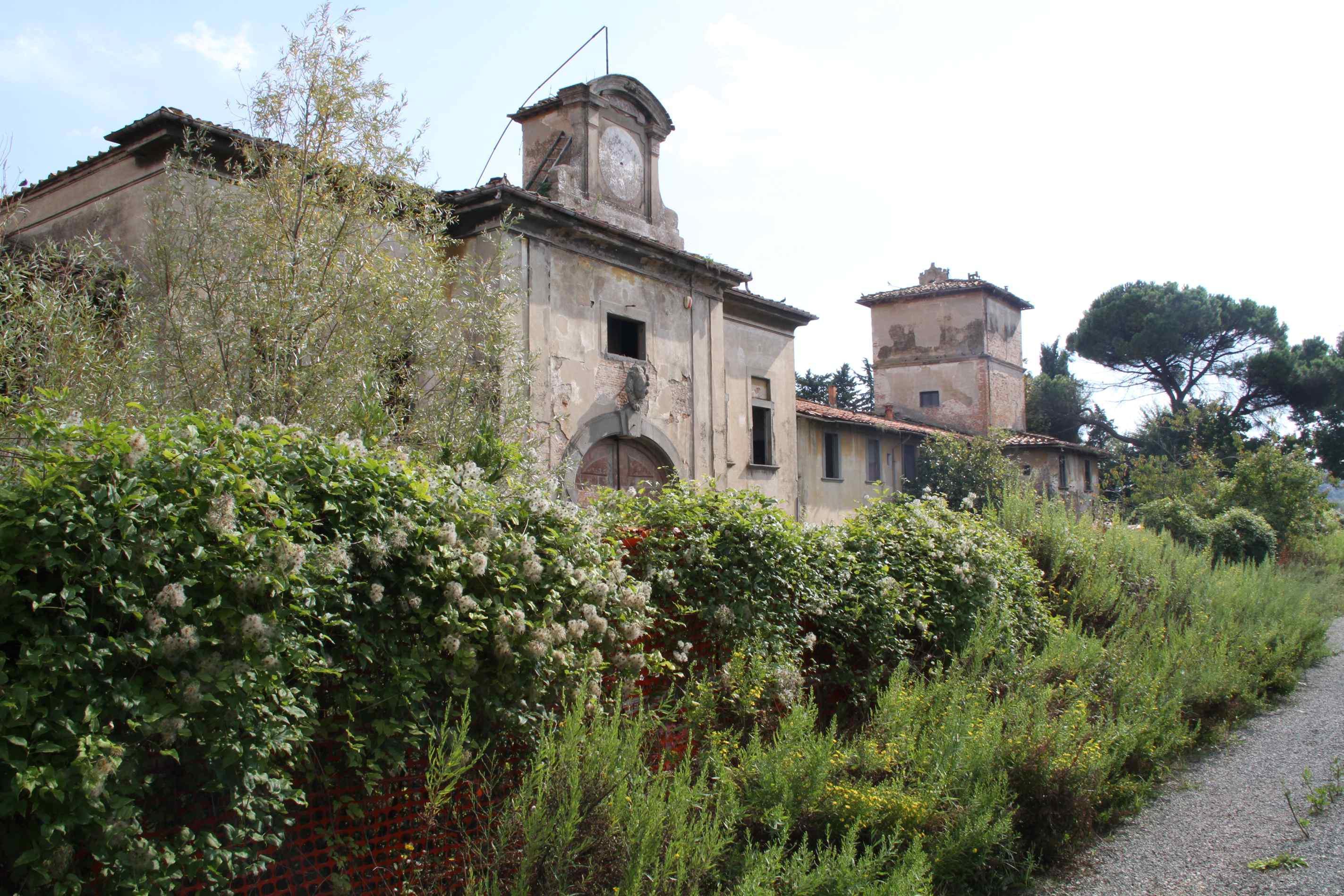 La Fattoria Medicea di tavola nel degrado