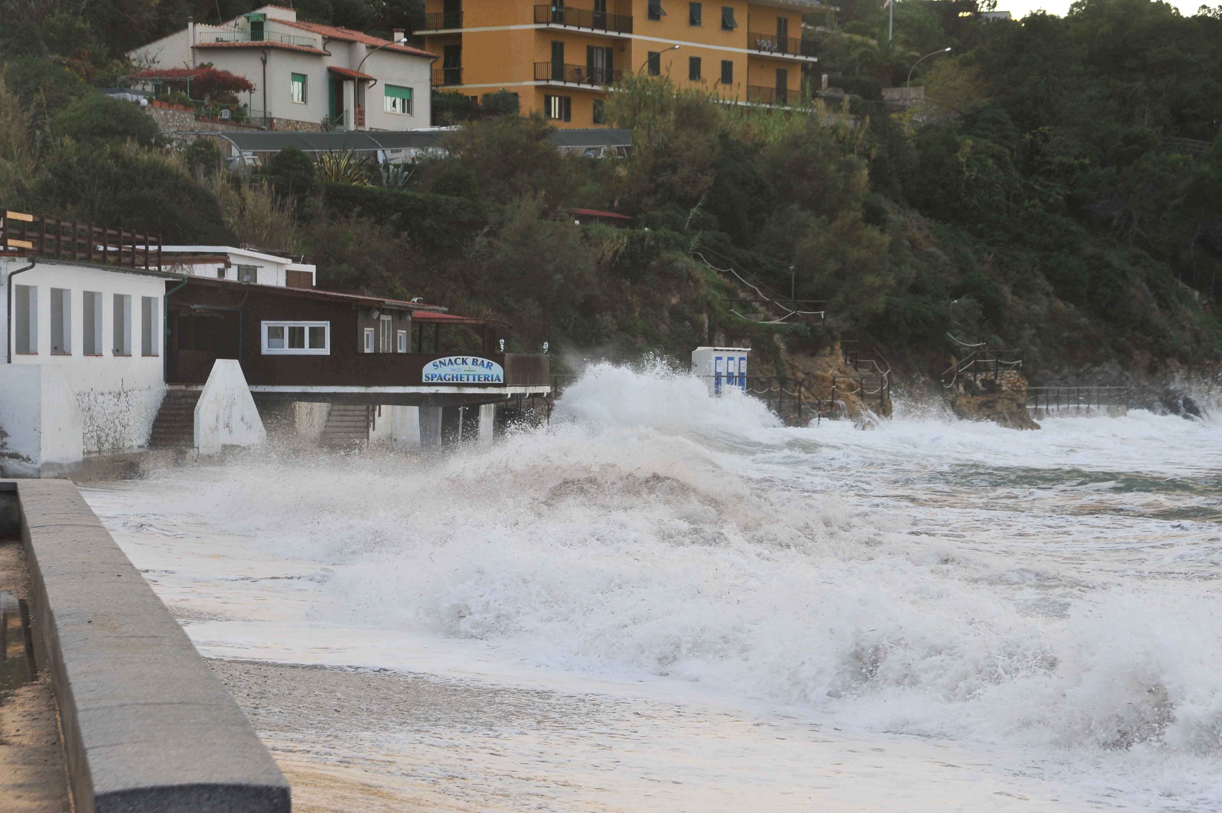 Una recente mareggiata a Portoferraio (foto Giò Di Stefano)
