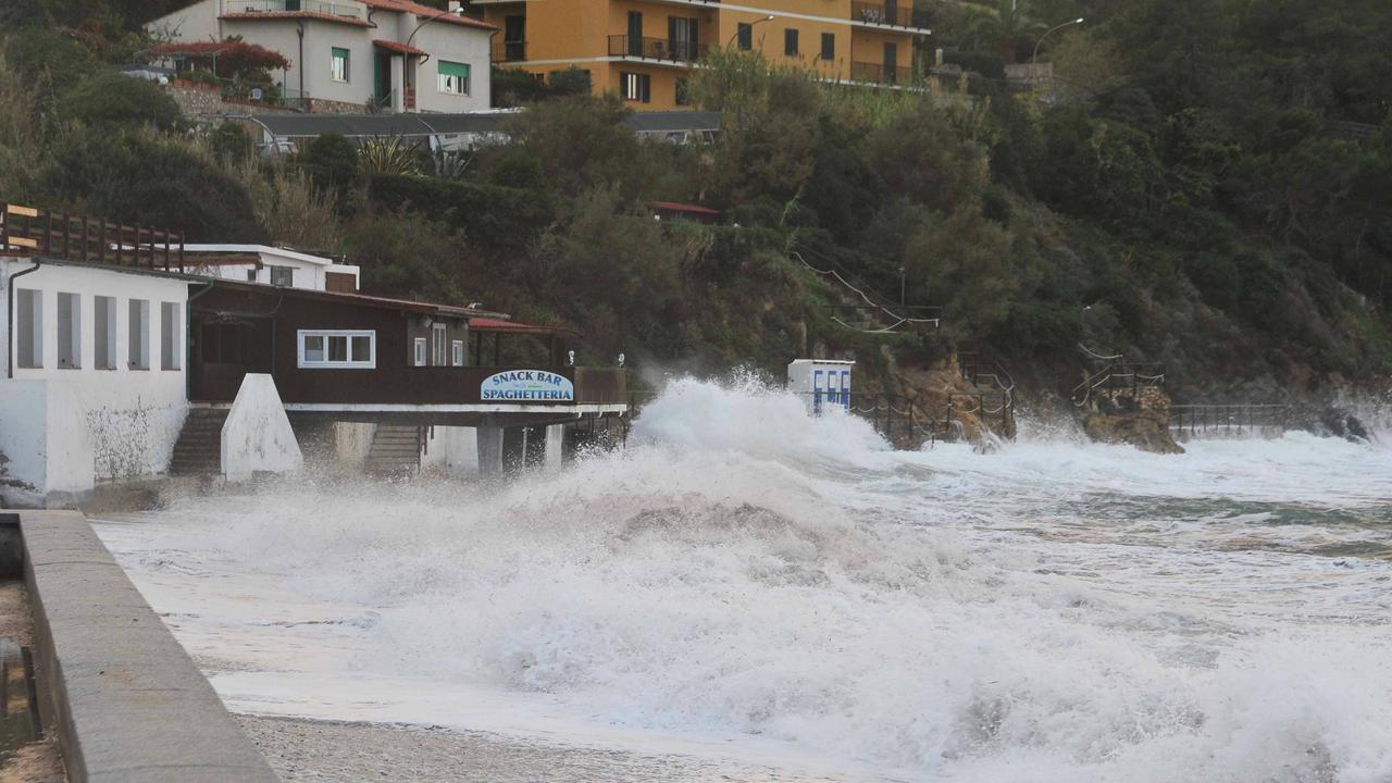 Una recente mareggiata a Portoferraio (foto Giò Di Stefano)