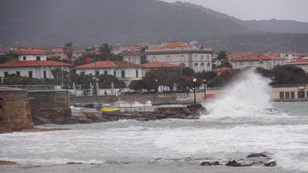 Vento forte e mareggiate, allerta meteo sulla costa della Toscana
