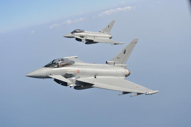 Due caccia intercettano un aereo sospetto sui cieli della Bassa 