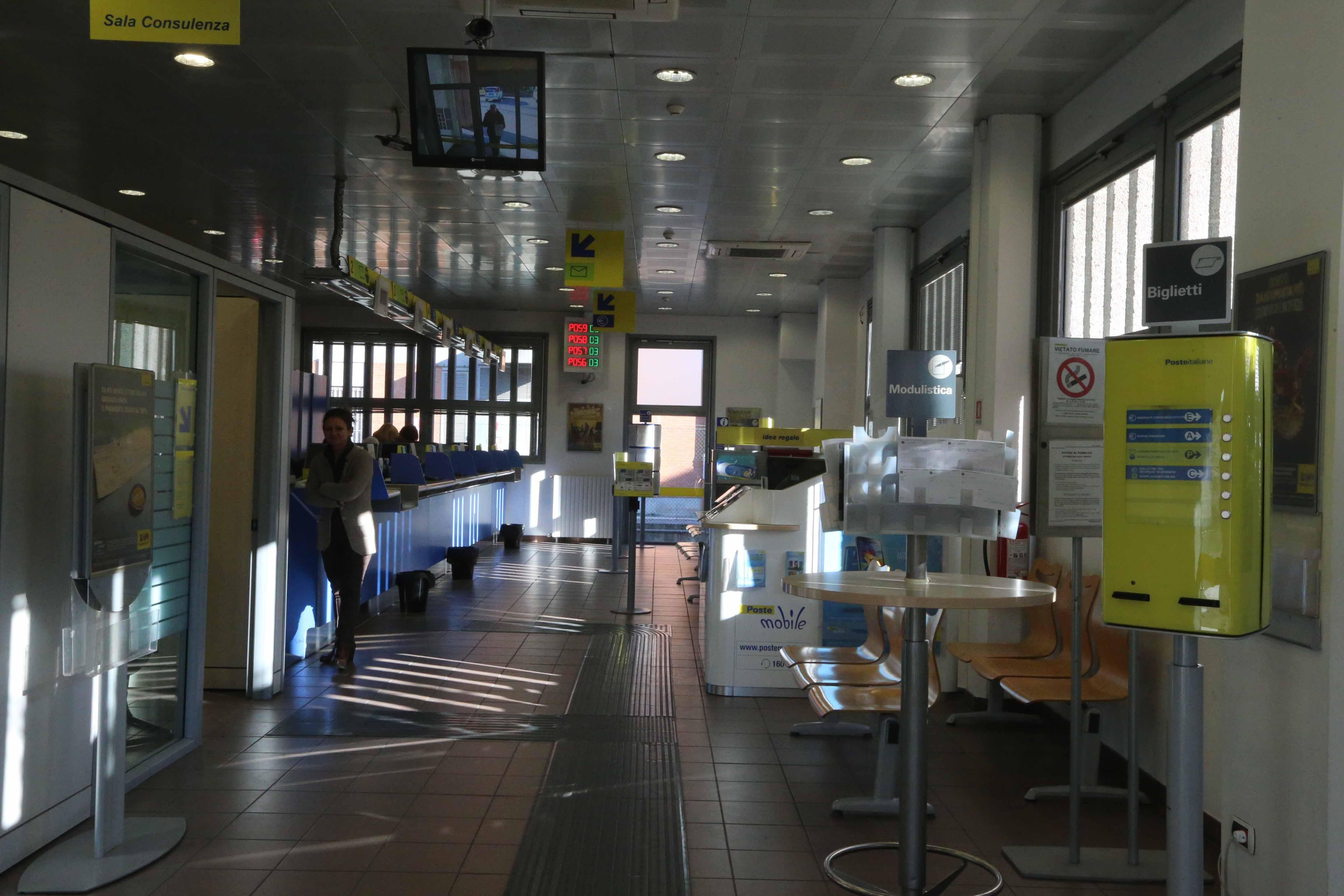 Rapina alle Poste, dieci clienti ostaggio dei banditi