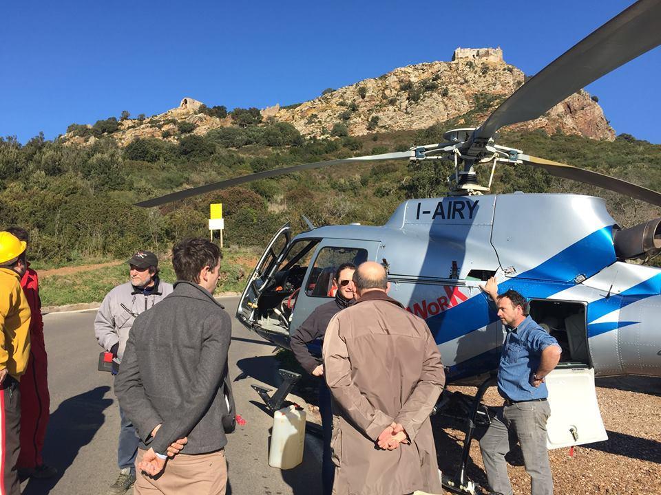 L'elicottero atterrato al Volterraio (foto tratta da Facebook di Alessandro Mazzei)