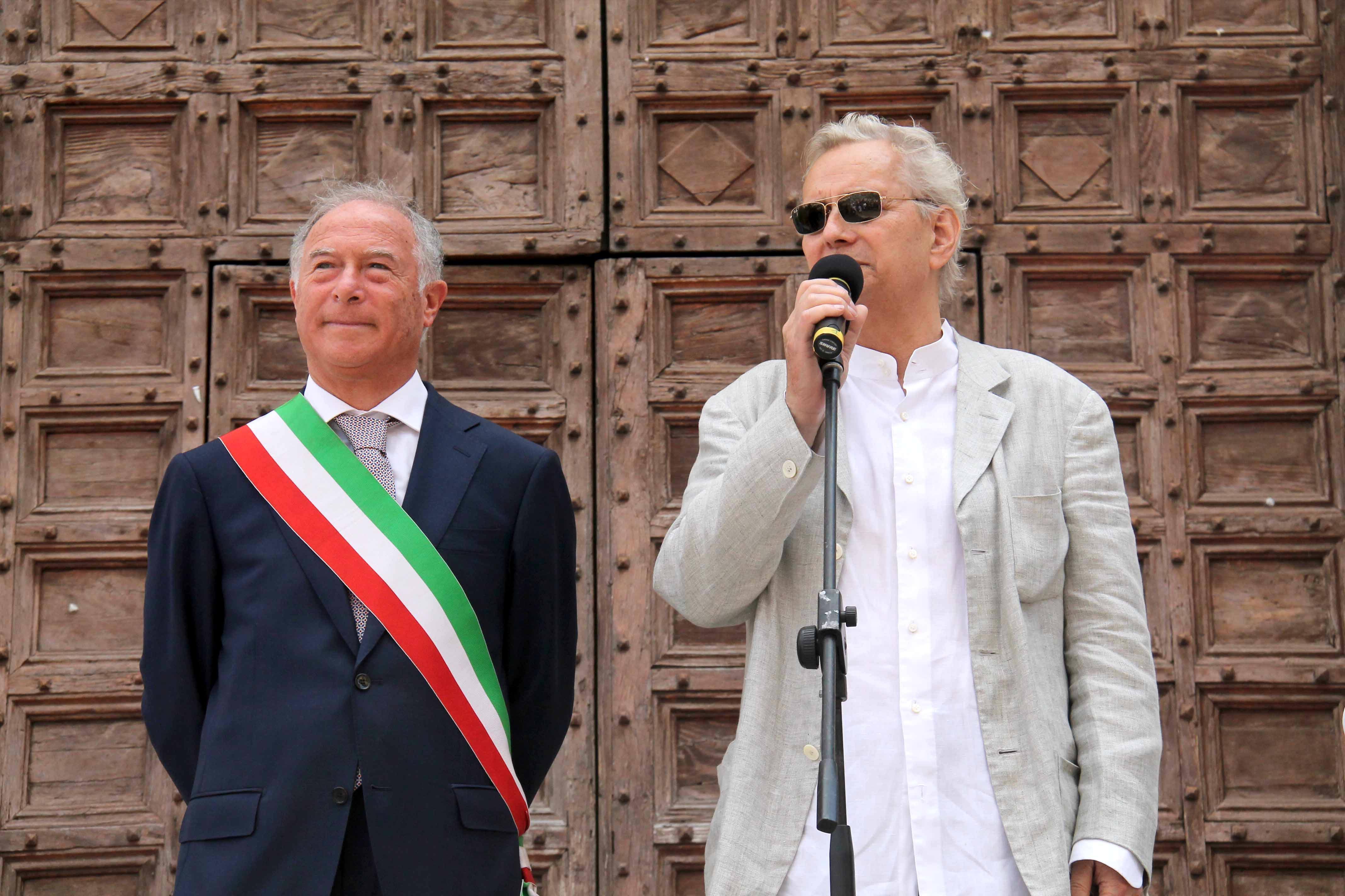 Igor Mitoraj con il sindaco di Pietrasanta Domenico Lombardi