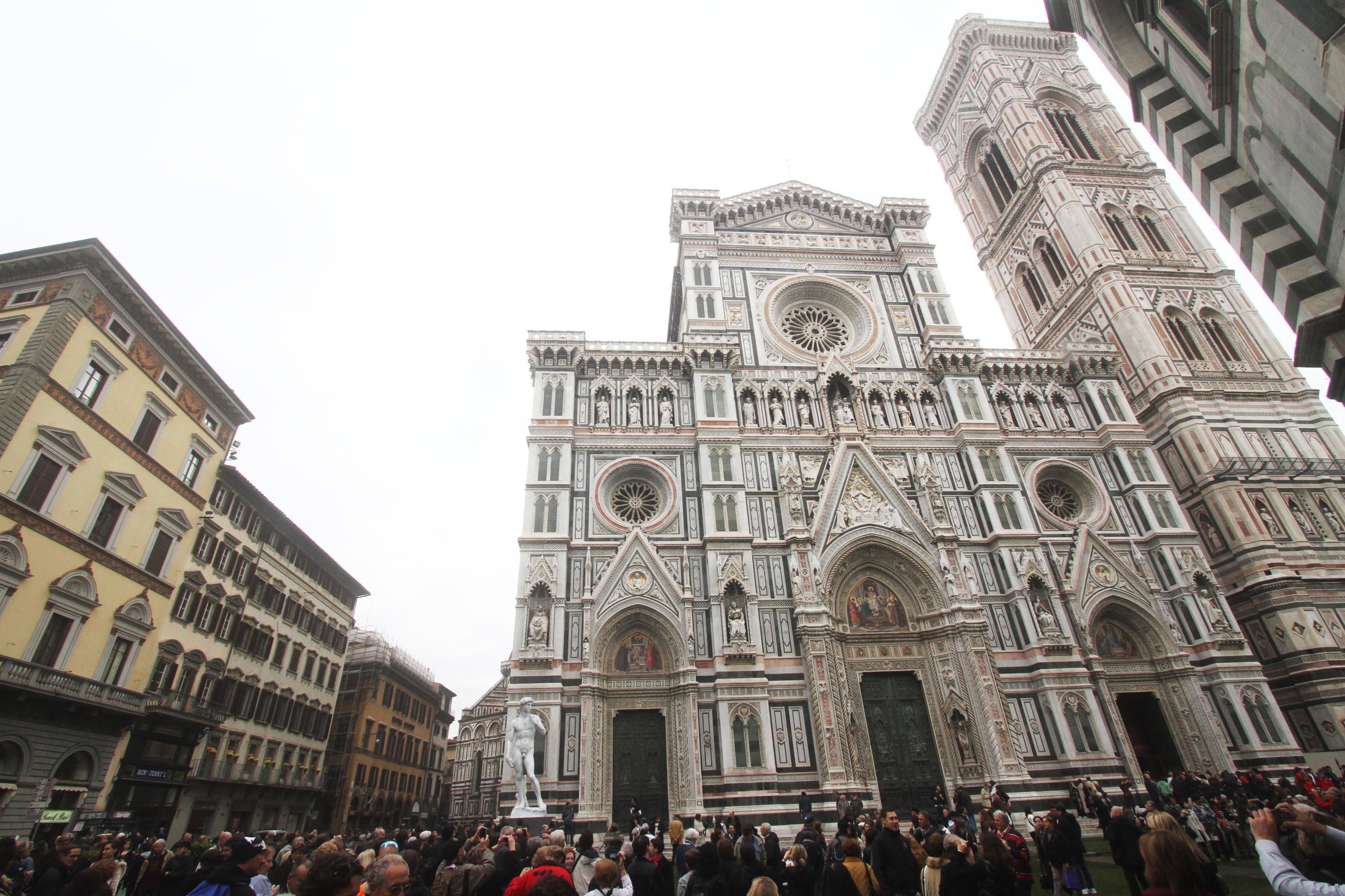 Turisti davanti al Duomo di Firenze