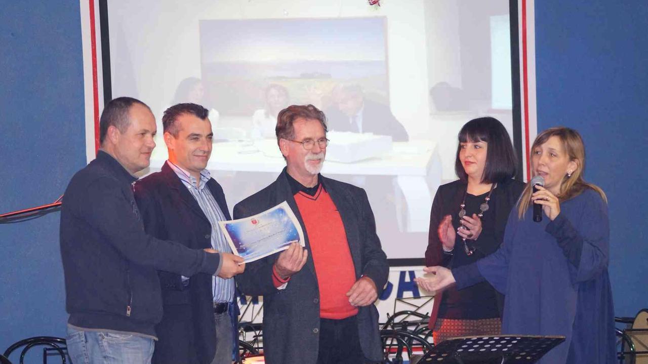 La premiazione di Michele Macelloni, Nicola Pratesi e Narciso Paoli del Basket Venturina.