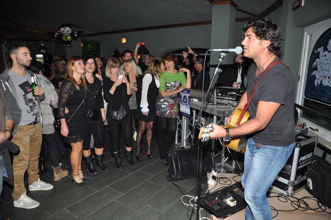 In una foto d'archivio una serata revival alla Zattera