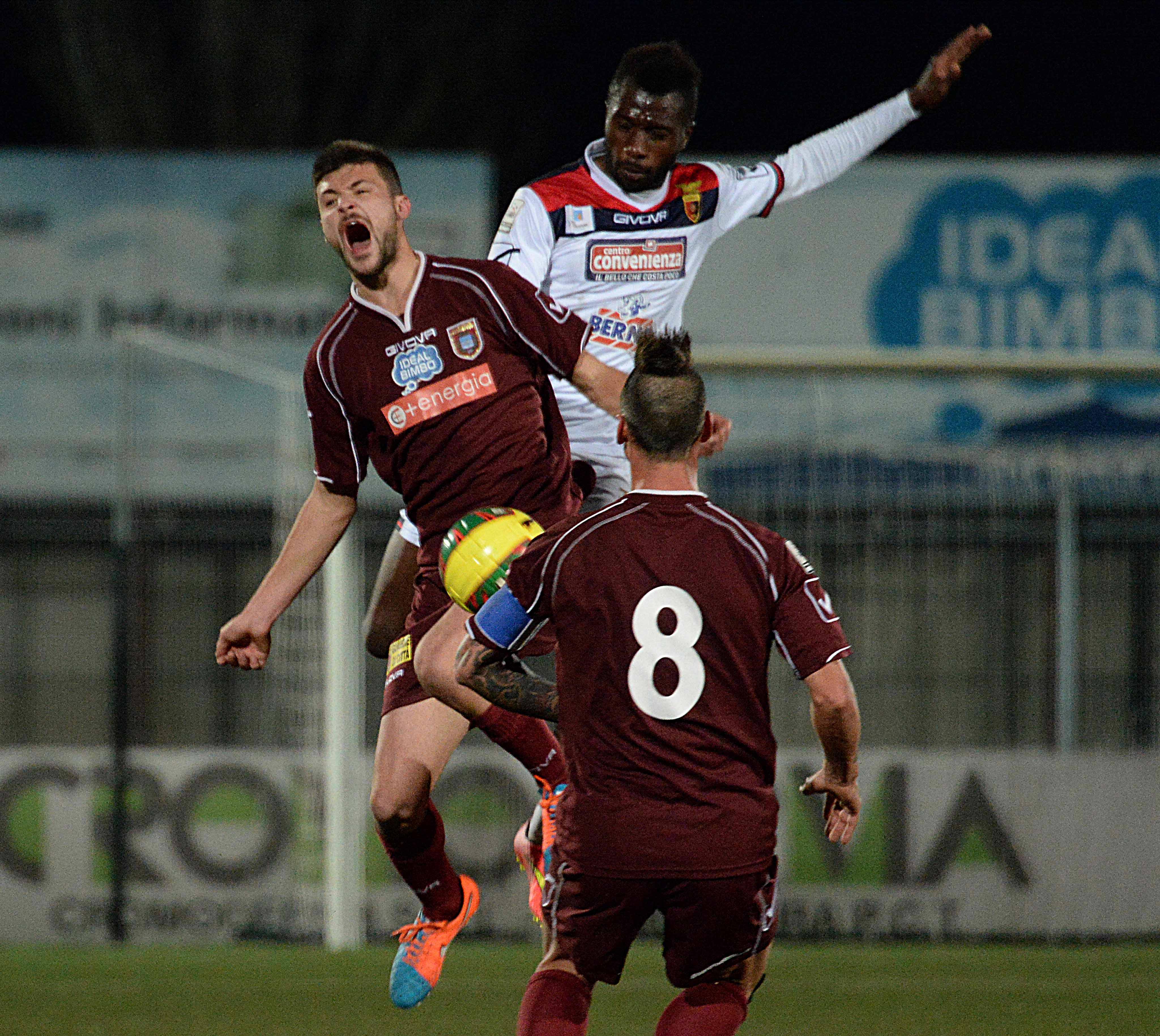 Un'azione di gioco di Pontedera-Casertana (foto Franco Silvi)