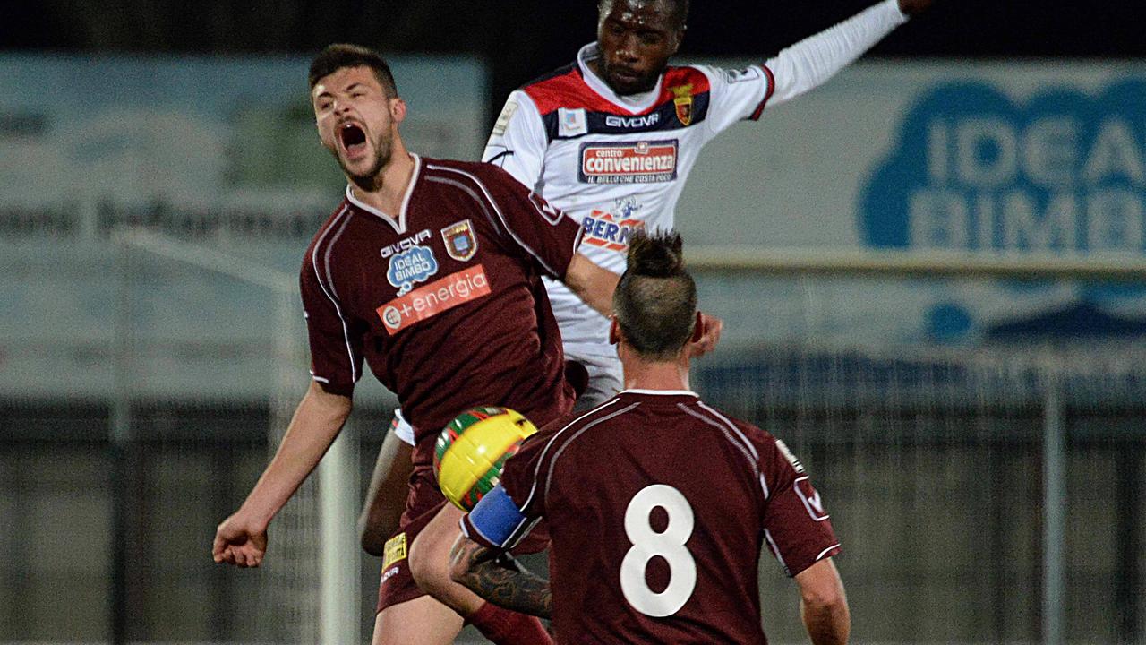 Un'azione di gioco di Pontedera-Casertana (foto Franco Silvi)