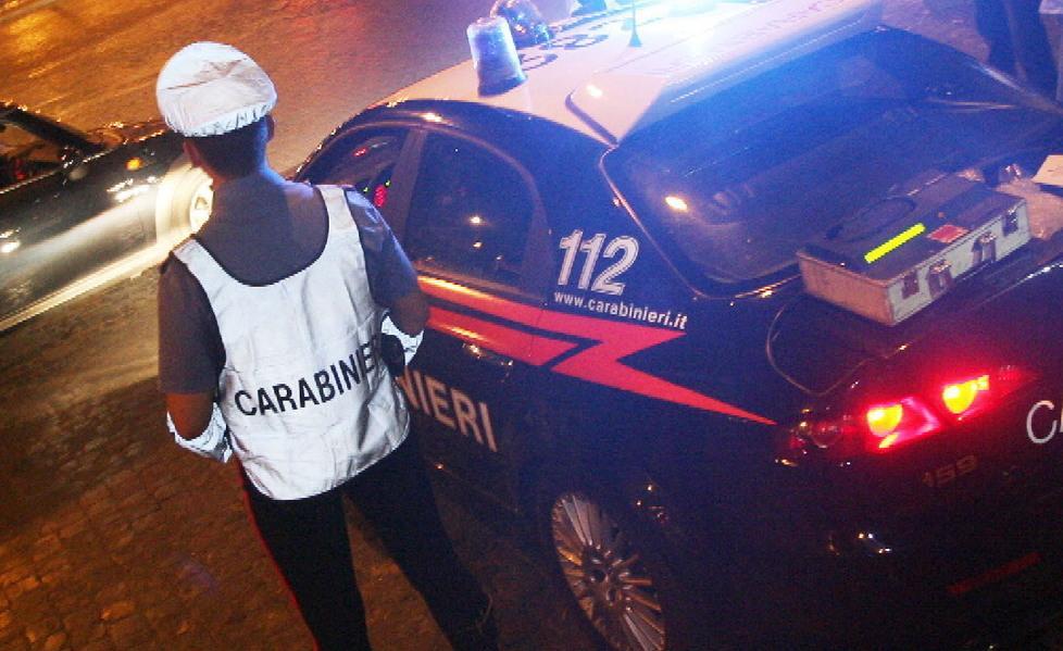 Accoltella un barbone e fugge in auto 