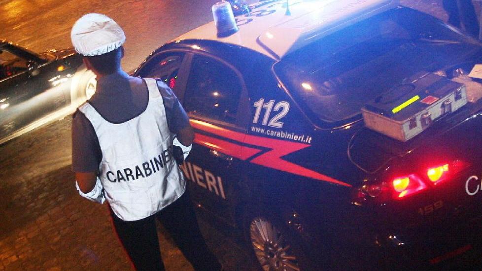 Accoltella un barbone e fugge in auto