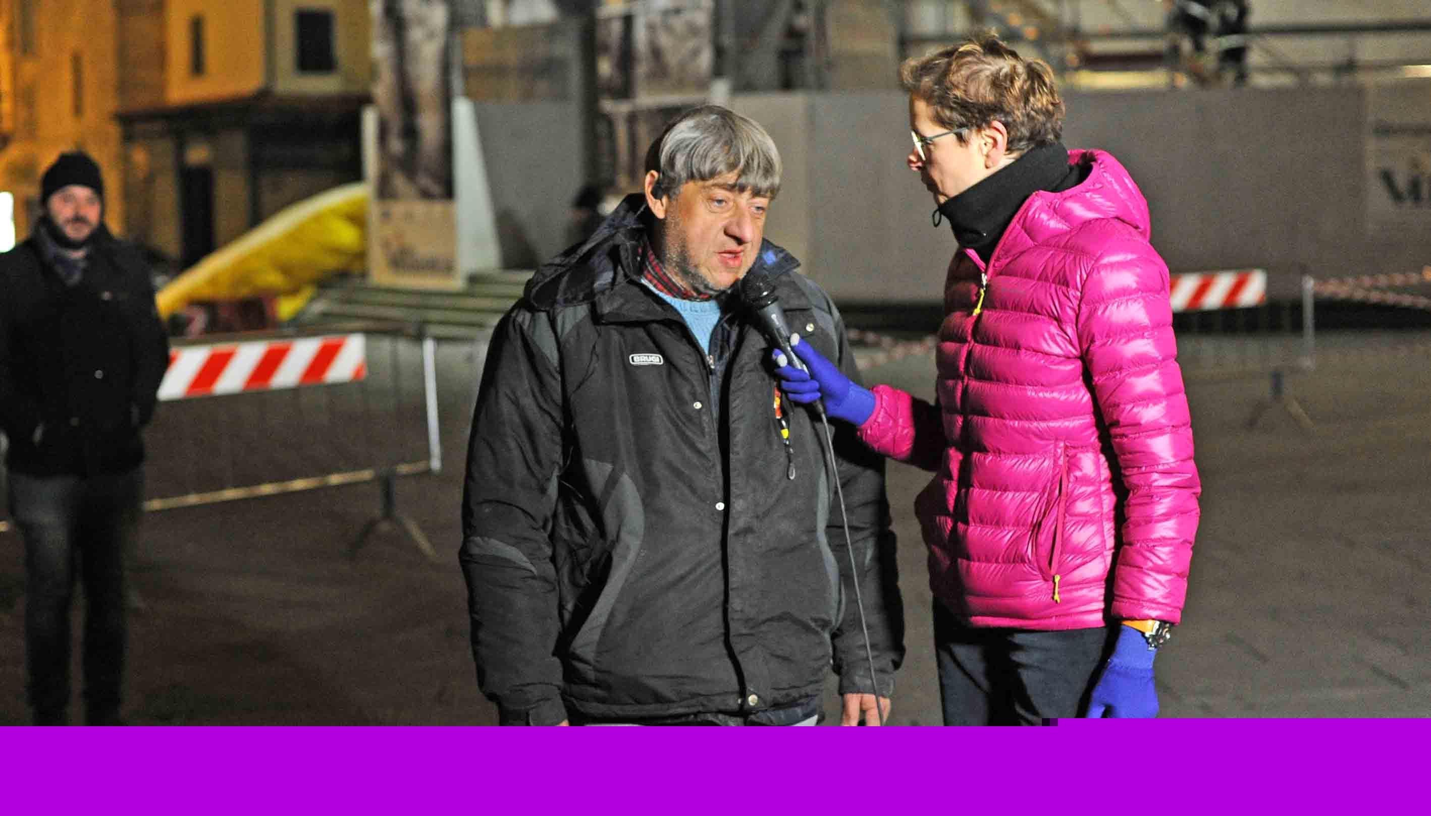 Stefano Barli, appena sceso dal Battistero, intervistato dall'inviata di "Chi l'ha visto?" (Foto Lorenzo Gori)