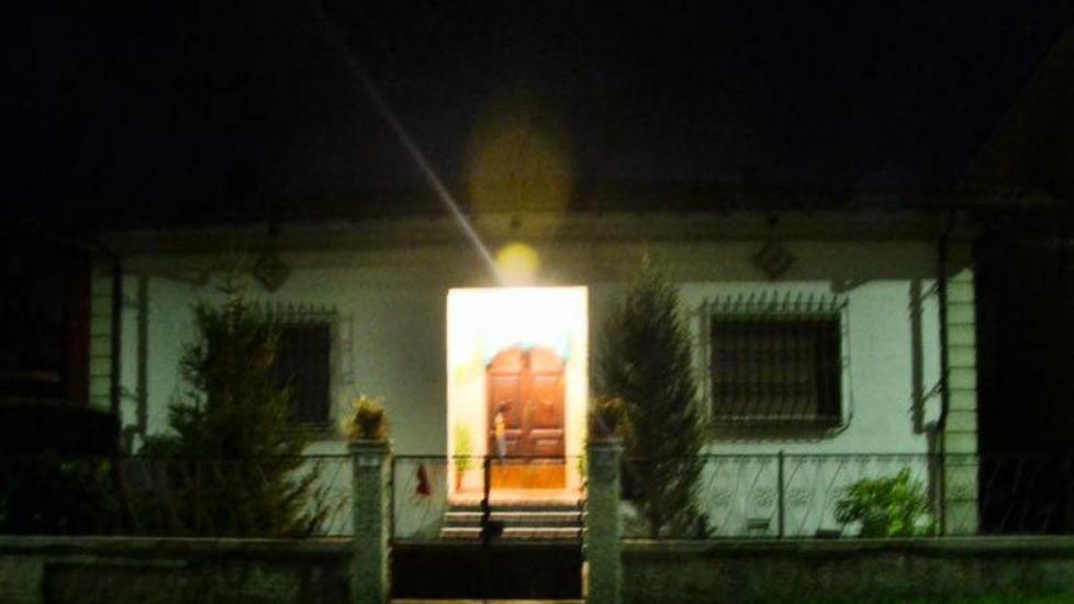 Legato e rapinato in casa da tre banditi