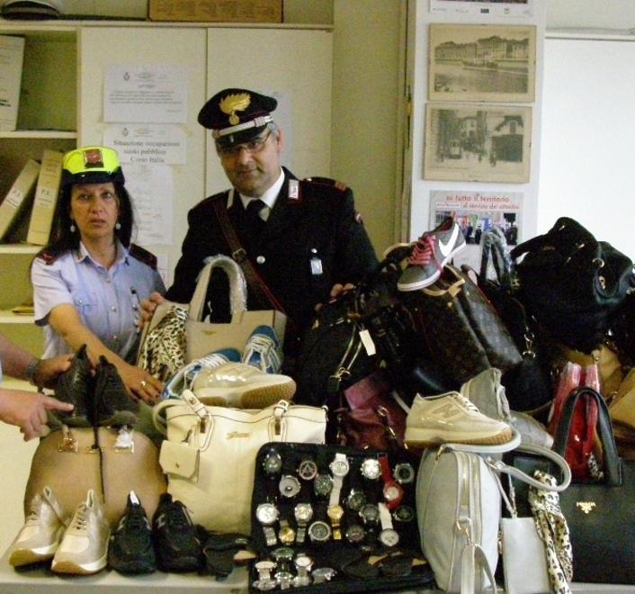 Maxi sequestro di merce nel blitz contro gli abusivi