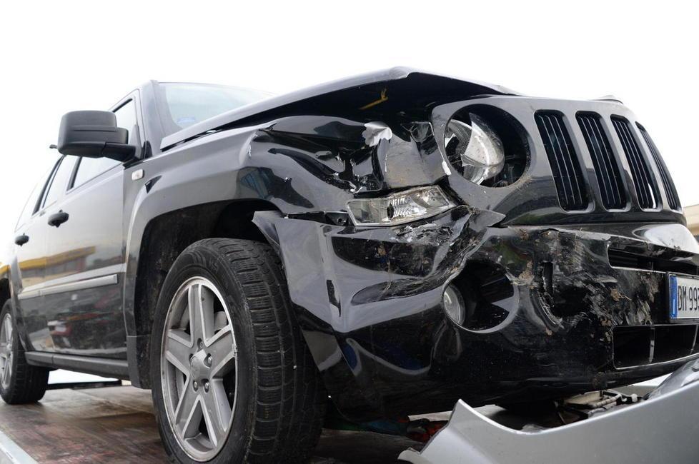 Causano incidente e si danno alla fuga: presi 