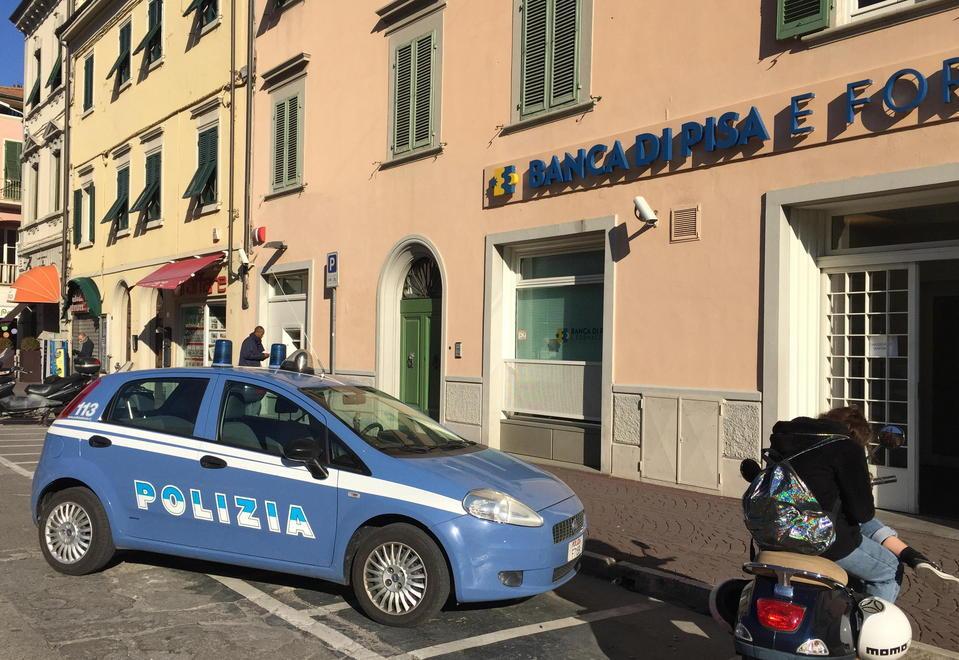La fuga dei rapinatori tra i genitori di una scuola 