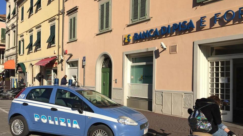 La fuga dei rapinatori tra i genitori di una scuola