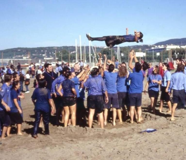 I ragazzi in uniforme e fazzolettone amaranto che compiono 70 anni 