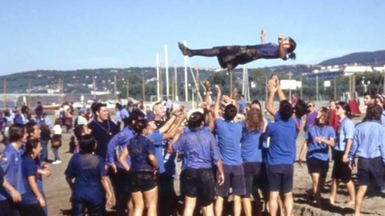 I ragazzi in uniforme e fazzolettone amaranto che compiono 70 anni