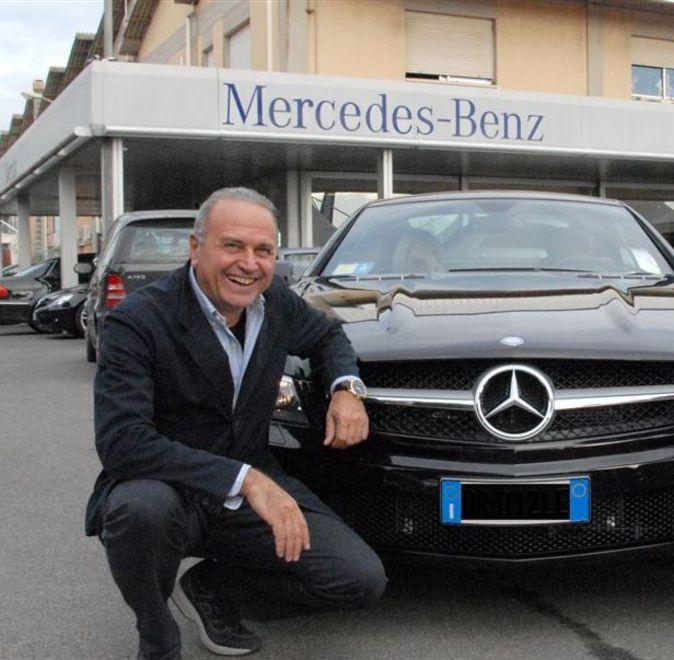 Saccheggiate 18 auto alla sede della Mercedes