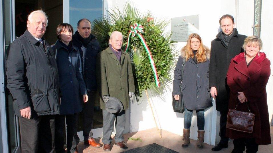 Corona d’alloro per ricordare il sacrificio di don Giorgio