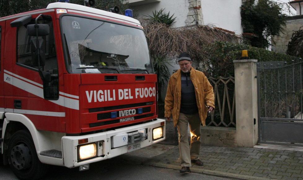 Si ustiona preparando la cena 