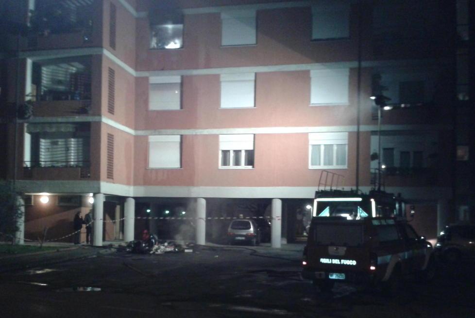 Momenti di paura per l’incendio in un condominio