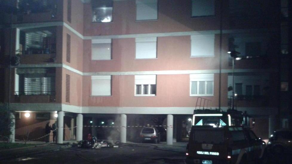 Momenti di paura per l’incendio in un condominio
