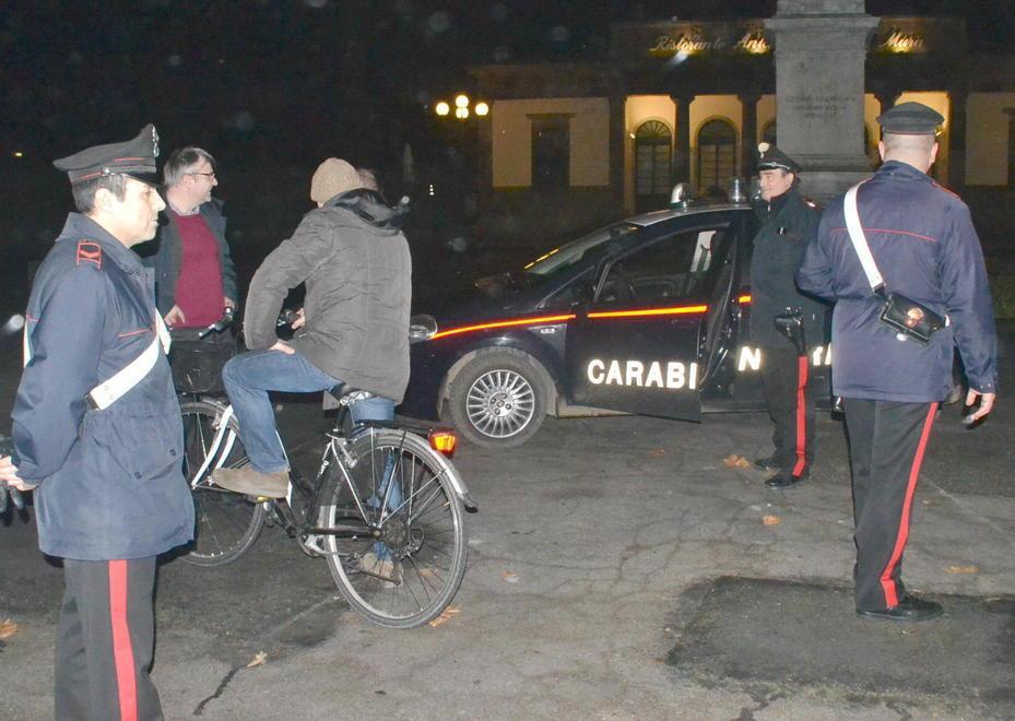 Con gli estintori danneggiano due auto 