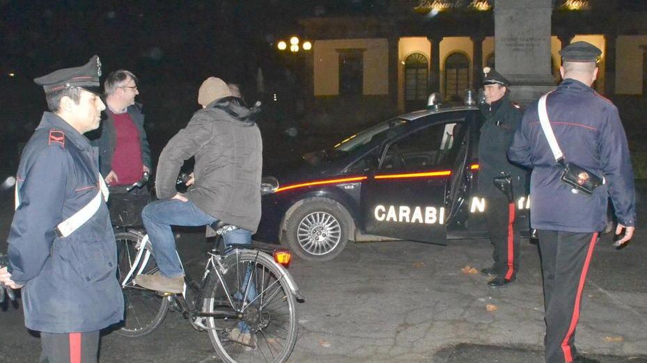 Con gli estintori danneggiano due auto