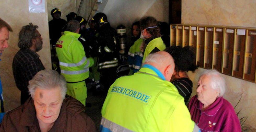 Fiamme in una casa, otto intossicati 