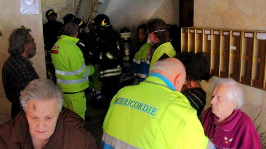 Fiamme in una casa, otto intossicati