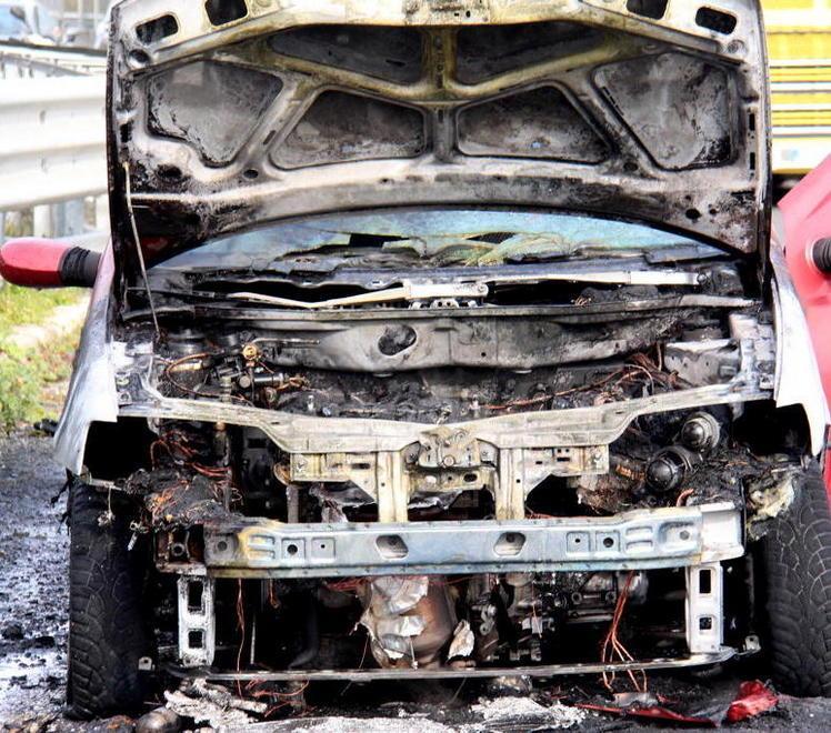 Un’auto prende fuoco: la Variante ancora in tilt 
