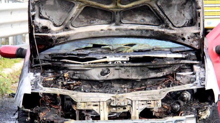 Un’auto prende fuoco: la Variante ancora in tilt