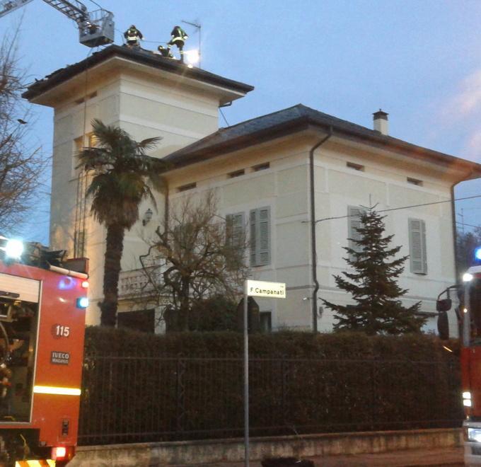 Copparo, caminetto prende fuoco e danneggia la torretta della villa 