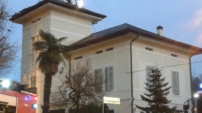 Copparo, caminetto prende fuoco e danneggia la torretta della villa