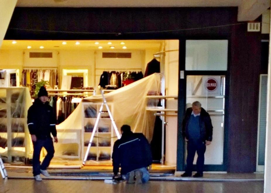 Devastato il negozio sotto il municipio 